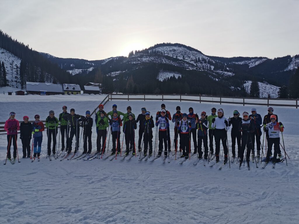 Athletinnen und Athleten des steirischen Radsportverbandes beim Wintertrainingslager auf Langlaufskiern in der Eisenerzer Ramsau